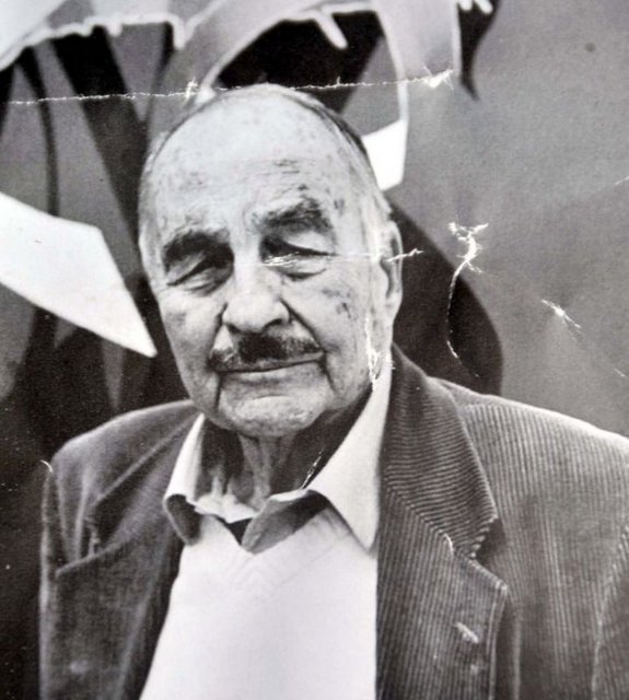 Burhan Doğançay: En ünlü eseri Mavi Senfoni 2,2 milyon Tl'ye satılan ünlü fotoğrafçı ve ressam Burhan Doğançay, 16 Ocak'ta  83 yaşında yaşama veda etti.