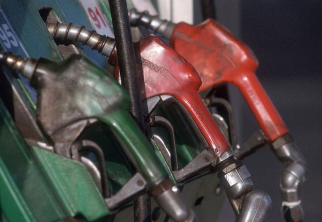 Kaçak akaryakıtın istasyonlar dışındaki yakın mesafelerde bulunan tankerler ve bidonlarla ile nihai tüketiciye satılması