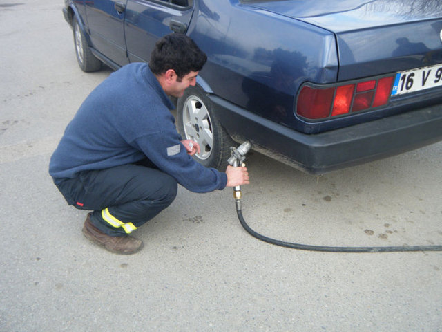 Akaryakıt istasyonlarında araç yoğunluğunun fazla olduğu saatlerde, istasyon çalışanlarınca araçların bilinçli olarak eksik veya kaçak yakıt veren belirli sayaçlara yönlendirilmesi