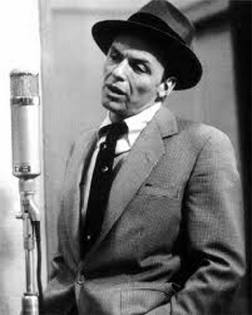 Frank Sinatra - In The Wee Small Hours (1955) -  - 1950'lerin başında Frank Sinatra'nın işi resmen bitmişti. Plak sözleşmesi yapmak şöyle dursun, gece kulüplerinde düzenli bir iş bile bulamaz hale gelmişti. İmdadına Capital Records'ta yeni yetenekler başkan yardımcısı ve bir Sinatra hayranı olan Alan Livingston koştu.