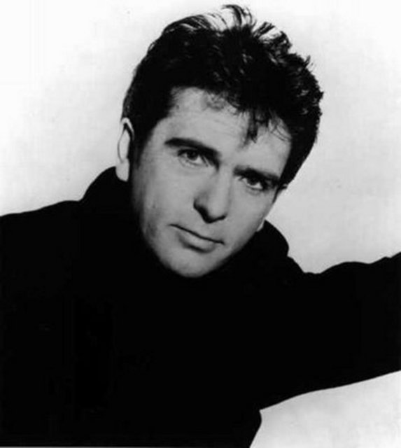 Peter Gabriel - So (1986) -  - Gabriel muhteşem müzik yapmanın yabancısı değildi. İlk dört solo albümü harika şarkılarla doludur, ancak geçmişteki sihirli anlar çoğunlukla lirik ve müzikal deneylerin içine gömülmüştü. Dolayısıyla bu albüm dinleyene "oh be" dedirten bir tatmin barındırıyordu.