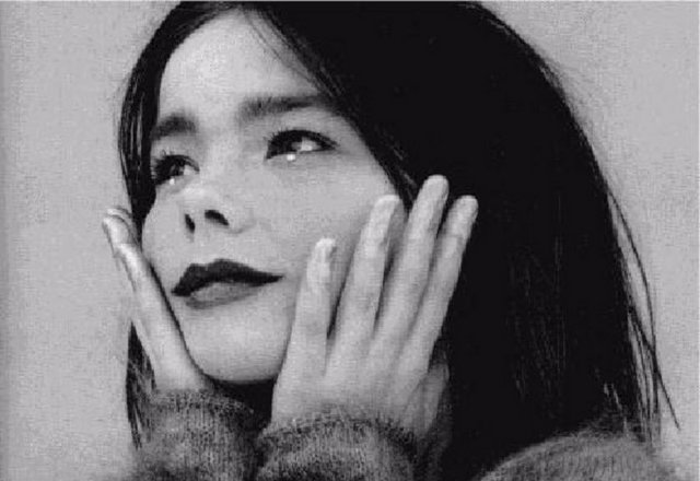 Björk - Debut (1993) -  - 1992 yılında bir keşiş grubu ve kusursuz ses çıkartan şarap kadehleri ile MTV Unplugged'da boy gösterdiğinde, 'Björk müziği taştan çıkarır' düşüncesi yayıldı. Dünya alkışlamaya başladı, büyük an gelmişti: Björk gelmişti.