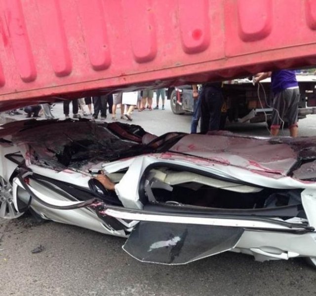 Keskin virajı alamayan tırın arkasındaki konteyner hemen yanda seyreden otomobilin üzerine düştü.