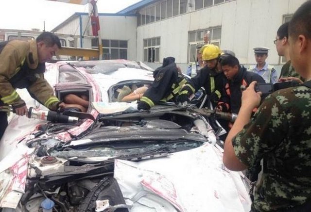 Olay yerine gelen kurtarma ekipleri otomobilden ceset çıkarmayı beklerken, gelen iniltiler üzerine yapılan kurtarma çalışması sonucu bir kadın sadece birkaç sıyrıkla yassı hale gelmiş olan araçtan çıkarıldı.