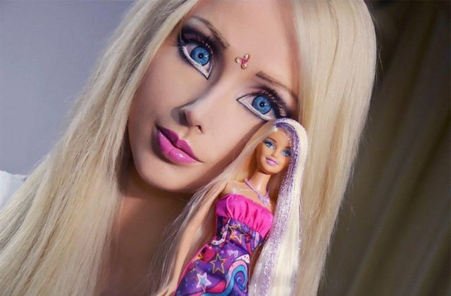 Barbie bebeklere benzemek için sayısız kez ameliyat olan Valeria Lukyanova, artık yemek yemeyeceğini açıklaması tartışma yaratmıştı.