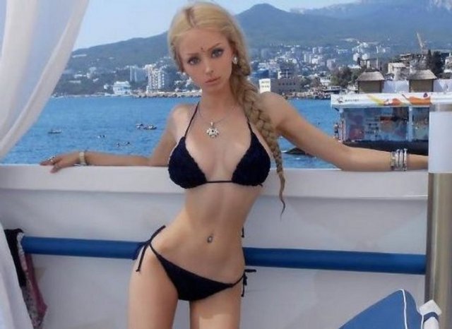 Barbie bebeklere benzemek için sayısız kez ameliyat olan Valeria Lukyanova artık yemek yemeyeceğini açıklamıştı.