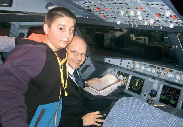 Yangından sağ kurtulan tek çocuk olan İbrahim Özcan, Almanya'dan - Türkiye'ye dönerken uçakta pilotun yanına gitmek istedi. Başbakan - Yardımcısı Bekir Bozdağ, İbrahim'i kokpite götürdü. Meraklı gözlerle - pilotlara sorular soran İbrahim'i sadece Habertürk görüntüledi...