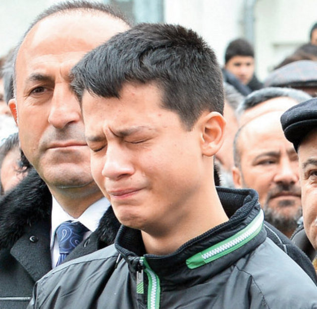 Kardeşlerini ve annesini kaybeden - Halil, AK Parti Antalya - Milletvekili Mevlut Çavuşoğlu - ile yan yana saf tuttu...