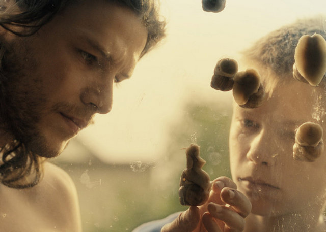 17-... Adına (W Imie / In the Name of) (2013):   Din ve cinsellik temalarını aynı potada eritirken, kilisenin dehlizlerinde özgürlükçü yollar açmasıyla ilgi uyandıran bir yapıt... "Kadınlar" ile tanıdığımız Malgorzata Szumowska, bu kez bir erkeğin cinsel arayışını merceğine alıyor. Üstelik o kişi, eşcinsel olduğu düşünülen bir rahip...