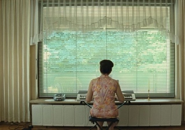 5-Cennet Üçlemesi (Paradies / Paradise Trilogy) (2012):   Avusturya'nın iletişim yoksunu toplumsal damarını röntgenci ve fütursuz çıplaklık içeren bir gelenekle harmanlayan, belgesel geçmişinin çarpıcı gerçekliğiyle de dikkat çeken bir auteur... Ulrich Seidl, bu kez Cannes, Venedik ve Berlin'de yarışıp ödüller almış 'Cennet Üçlemesi' ile karşımıza dikiliyor. 'Aşk', 'İnanç' ve 'Umut' alt başlıkları üzerinden bir ailenin üç bireyinin cinsel-ilişkisel kaosuna odaklanıyor.