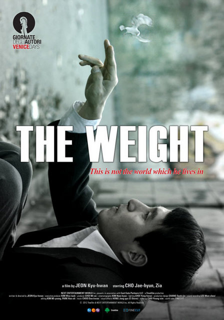 16-Yük (Mu-Ge / The Weight) (2012):   Kambur levazımatçı Jung'un hayatını ölüleri temizleyerek geçirmesi başlı başına bir 'tekinsizlik' yaratmışken, onun peşine takılan karakterler ve yaşadığı olaylar da bu duruma eşlik edecektir. Üvey anne, transeksüel erkek kardeş ve daha nicesi ise garip ve albenisi yüksek bir filmi tatmamıza olanak tanıyacak gibi. Belli ki "Yük", festivalin en rahatsız edici deneyimlerinden birini yaşatacak.