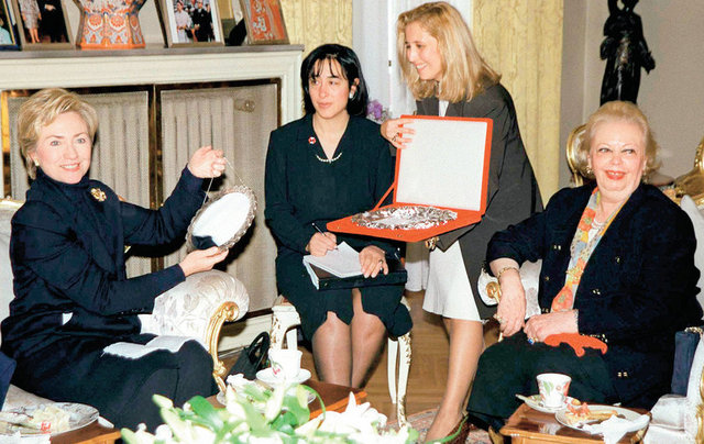 CUMHURBAŞKANI DEMİREL, 15 KASIM 1999'DA, 2.275 DOLAR DEĞERİNDEKİ GÜMÜŞ AYNA, FIRÇA, PUDRALIK VE HATIRA PARADAN OLUŞAN HEDİYE PAKETİNİ HILLARY CLINTON VE KIZI CHELSEA'YE VERDİ