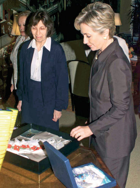 BÜLENT ECEVİT, 28 KASIM 1999'DA, 4.175 DOLAR DEĞERİNDEKİ SATEN ÇANTA, KOLYE, İPEK ŞAL, TEPSİ, KÂSEDEN OLUŞAN HEDİYE PAKETİNİ HILLARY CLINTON VE KIZI CHELSEA'YE VERDİ