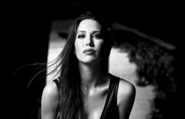 Tezel, ilk film deneyimini ise ABD'de çekilen romantik komedi filmi Miami Meet Me In yaşadı.