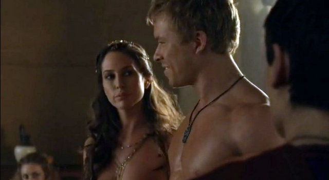 2002 yılında Tiyatro Okulu'ndan mezun olan Tezel, Yeni Zelanda'da yayınlanan Shortland Street isimli televizyon şovunda çalıştı.