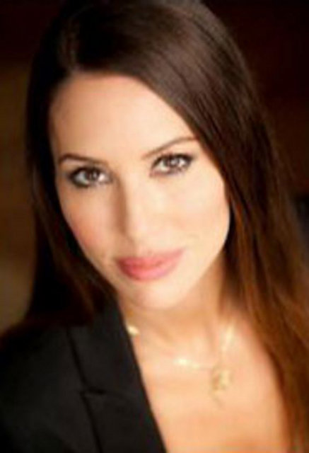 Other Side of the Game filminde de rol alan Ayşe Tezel, son sezon yayını devam eden Spartacus: War Of The Damned'de konuk oyuncu olarak yer aldı.