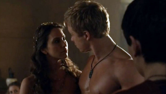 Spartacus: War Of The Damned'in 6'ncı bölümünde Ceasar, yatakta iki köle kadınla birlikte olmuş, ardından da General Marcus Crassus'un oğlu Tiberius Licinius Crassus'a bu kadınlardan birisi olan Canthara'yı sunmuştu. Ceasar'ın Crassus'a sunduğu köle kadın Canthara karakterine Türk asıllı Ayşe Tezel'in hayat verdiği ortaya çıktı.