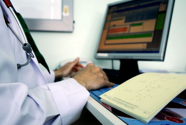 Doktorlar ise, antibiyotik konusunda aynı görüşte değil.Ankete katılan doktorların yüzde 78'i muayene ettiği her hastaya reçete yazmadığını, yüzde 98'i ise her hastaya antibiyotik yazmadığını belirtiyor.