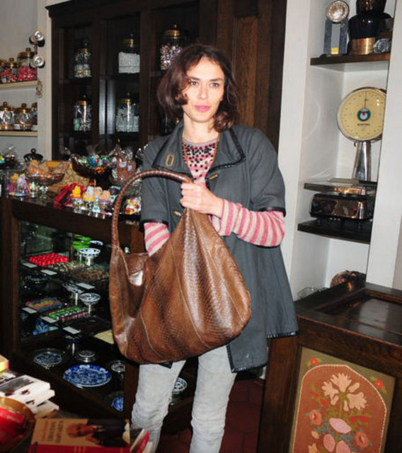 Uzun bir aradan sonra bir maxi single çıkaracak olan Ayşe Hatun Önal, önceki gün Bebek'teydi. Güzel şarkıcı Saçlarından sıkıldığı için imaj değişikliğine gittiğini söyledi.