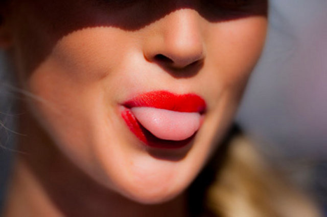 Язычком туда. Открытый рот с высунутым языком. Язычком туда. Язычком туда. Язычок девочки.