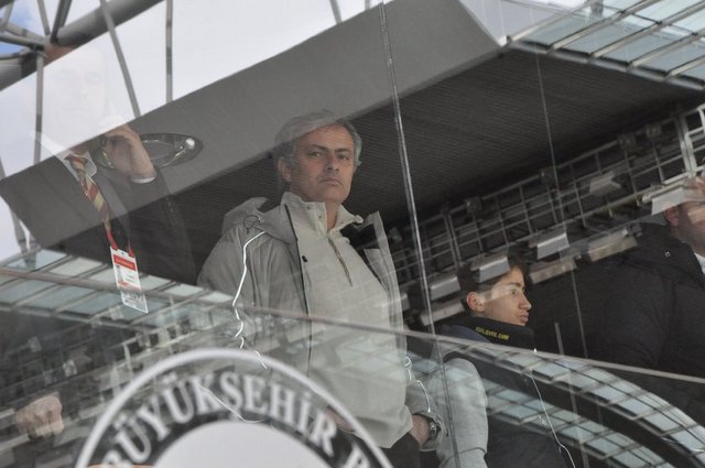* Mourinho çakmak ve bozuk paraları ayakkabısına saklamış.