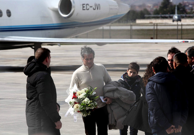 Öte yandan G.Saray'ın Devler Ligi'ndeki rakibi R.Madrid'in hocası Mourinho'nun Kayseri'ye gelip soyunma odasına inmesi "Cimbom'a taktiği Jose verdi" esprisine neden oldu
