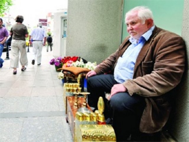 53 yaşındaki Mustafa Savgan'ın macerası ise çiçekçi bir kadının kendisine 2 lira harçlık vermesiyle başlıyor. Bu parayla piyango bileti alan Savgan, 1978 yılında 10 bin lira ikramiye kazandı. Savgan, eşinden ayrılmak istedi ama ayrılamadı. "Paralar eşime kalmasın diye harcamaya başladım.150 memurun maaşını 2 ayda yiyordum. Eşimi de annesinin yanına gönderdim, evdeki bütün eşyaları satıp tekrar İstanbul'a döndüm. Yıl 1985′ti. Cağaloğlu'nda bir handa hem gece bekçiliği, hem de ayakkabı boyacılığı yapmaya başladım. Eşimin açtığı dava sonucu boşandım. Sevgi olmadan para bir işe yaramıyor. Hayatımda biri yok, sevgisizim ama huzurluyum" diyerek ibretlik hikâyesini anlattı.