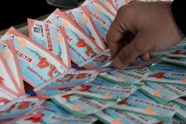Ancak şimdiye kadar büyük ikramiyeyi kazanan insanlar arasında mutluluğu yakayabilen pek yok.
