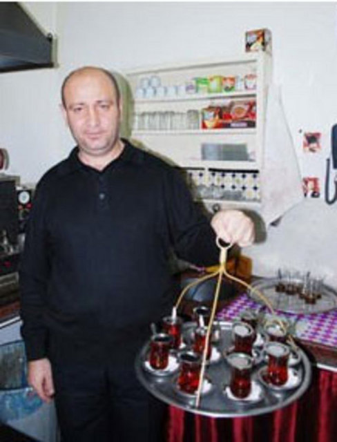 Ordu'da 2003 yılında Sayılsa Loto'dan tek başına 844 milyar lira kazanan Perşembeli Çaycı Hayri Kaya, kazandığı para tükenince tekrar çaycılığa döndü