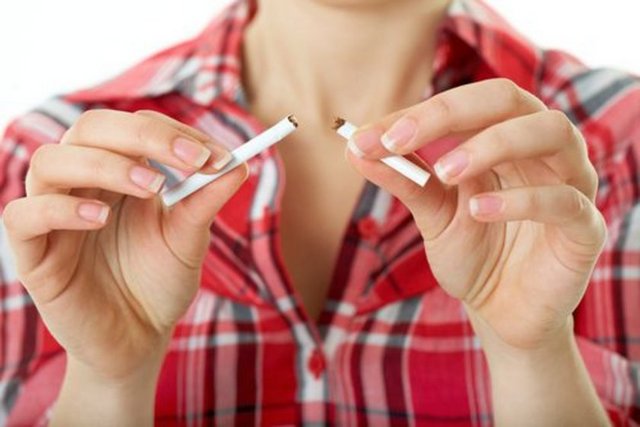 İzmir Halk Sağlığı Kanser Şube Müdürü Doç. Dr. Sultan Eser, sigara bağımlılığının yüksek olduğu İzmir'de akciğer kanserine daha sık rastlandığını belirtti.