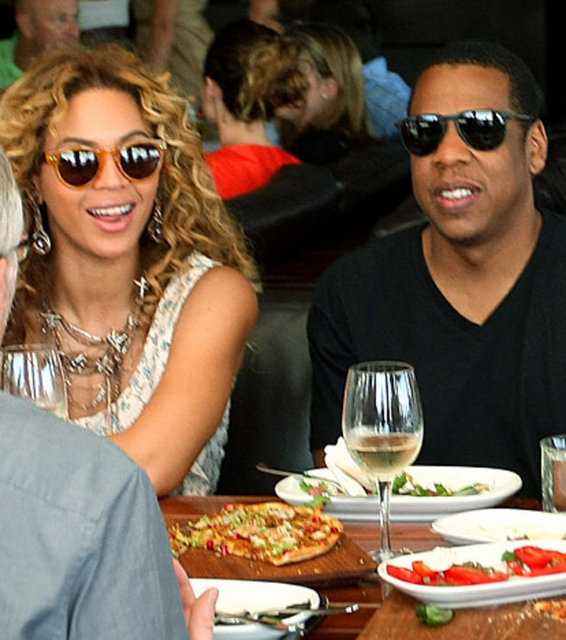 Sadece pazar günleri kendimi şımartıyorum. Şımartırken abartmıyorum. Sadece birkaç dilim pizzayla kendimi ödüllendiriyorum.