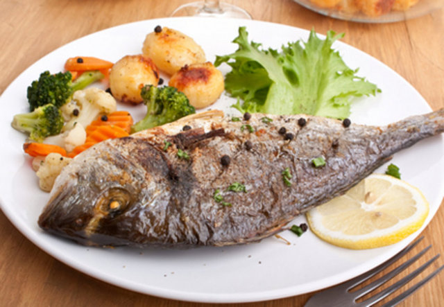 Öğle yemeklerinde balık ve haşlanmış sebze yiyorum.