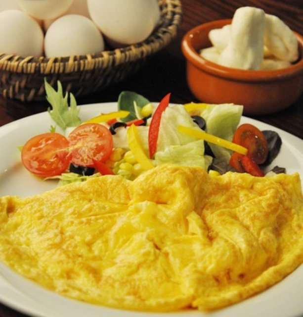 Kahvaltıda yumurtanın beyazlarından yapılmış omlet yiyorum. Yanında ya haşlanmış sebze ya da az yağlı sütle karıştırılmış yulaf ezmesi oluyor.