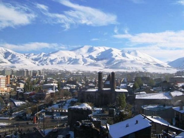 Erzurum: 24 Mart Pazar -4/2˚C kar yağışlı, 25 Mart Pazartesi -5/3 ˚C sisli, 26 Mart Salı -5/8 ˚C az bulutlu, 27 Mart Çarşamba -6/6 ˚C yağmurlu, 28 Mart Perşembe -7/6 ˚C yağmurlu