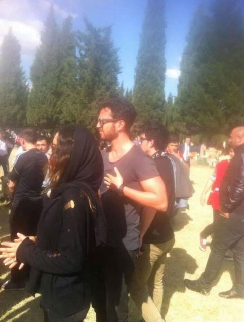 Ancak twitterda yayınlanan bu fotoğraflar şarkıcının felaket haberinden sonra bölgeye gittiğini gösterdi. Şarkıcı Eynez Bölgesi'ndeki maden ocağına geldi, maden ocağı alanında sivil toplum kuruluşlarının yetkililerinden son durum hakkında bilgi aldı.