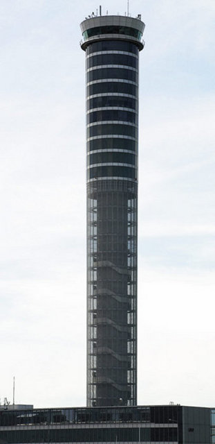 EN YÜKSEK BANGKOK'TA - Dünyanın en yüksek havalimanı kontrol - kulesi, Eylül 2005'te hizmete açılan, 132.2 - metreyle Bangkok Suvarnabhumi - Havalimanı'nda yer alıyor. Helmut Jahn - tarafından tasarlanan kule, desteksiz - biçimde dik duran bir yapı. Avrupa'nın en - yükseği ve dünyanın üçüncüsü olan kule, - 109 metreyle Viyana Havalimanı'nda. Belli - açılardan bakıldığında göz yanılsaması - yaptığı için eğikmiş gibi gözüken kule, - 2006'da göreve başladı