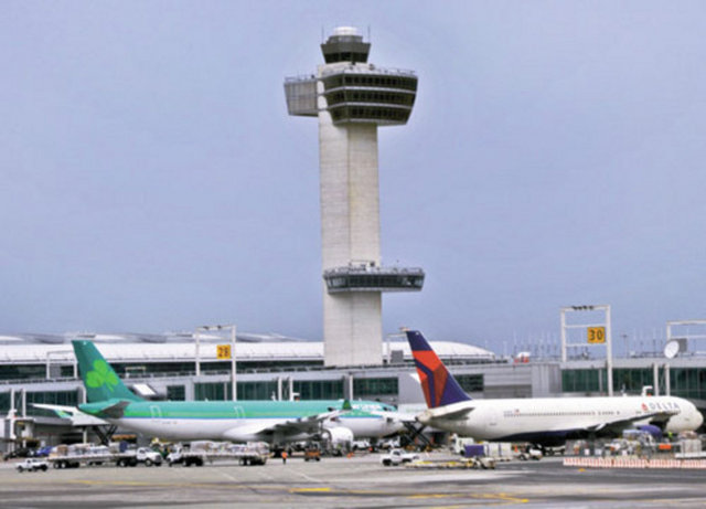 JOHN F. KENNEDY (JFK) - Henry N. Cobb. tarafından tasarlanan ve - 1992'de tamamlanan kule, 97 metreyle - dünyanın en yüksek hava trafik kontrol - kulelerinden biri. Dünyanın başkenti - konumundaki New York'un en dikkat - çeken yapılarından biri olan kulenin - yanında uçaklar küçücük kalıyor.