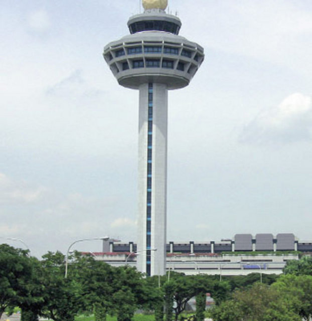 MODERN MİMARİ - Kelebek bahçesi, Japon balığı - havuzları ve kaktüs bahçesi - gibi yolcuyumest eden doğayla - içi içe alanlarıyla dikkat - çeken Changi - Havalimanı, 80metre - yüksekliğindeki kulesiyle - dikkat çekiyor. Kentin - yeniden gelişimplanının - birinci safhasındamodern bir - yapı olarak inşa edilmiş.