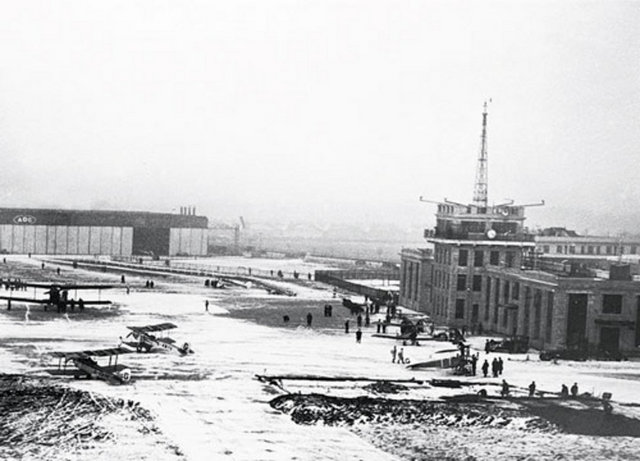 İLKİ LONDRA'DA - Londra'da bulunan Croydon Havalimanı, hava trafik - kontrolünün uygulandığı ilk yer olarak tarihe geçmiştir. - 1916'da ahşap bir kule ve binayla hava trafik kontrolü - hizmeti vermeye başlayan Croydon, 1928'de asıl - terminal binasına ve kontrol kulesine kavuştu.