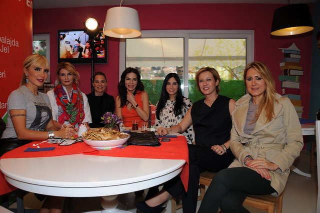 IŞIL REÇBER, BEGÜM ŞEN, GÜLŞAH ALKOÇLAR, SİTARE AKDİLEK, NESLİŞAH ALKOÇLAR, REVNA DEMİRÖREN, EBRU KADAYIFÇIOĞLU 