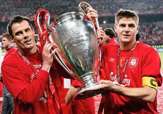 AC Milan-Liverpool: 3-4   25 Mayıs 2005'de Atatürk Olimpiyat Stadında oynana Şampiyonlar Ligi finali Türkiye için bir ilkti. Üst düzeyde böyle bir maça ev sahipliği yapan İstanbul, tarihe geçecek bir mücadeleye sahne oldu. İlk yarısı Maldini ve Crespo'nun iki golüyle soyunma odasına 3-0 önde gider. Herkes kupanın Milan'a gideceğini düşünürken ikinci yarıyla birlikte Olimpiyat Stadında tam bir Liverpool fırtınası esmeye başlar. Gerrard, Smicer ve Alonso'nun attığı gollerle maç 60. Dakikada 3-3'gelir. 90 dakikada ve uzatmalarda sonuç değişmeyince maç penaltılara kalır. Smicer' in attığı son penaltıyla Liverpool maçı 4-3 kazanarak İstanbul'dan Şampiyonlar Ligi şampiyonu olarak ayrılır. -