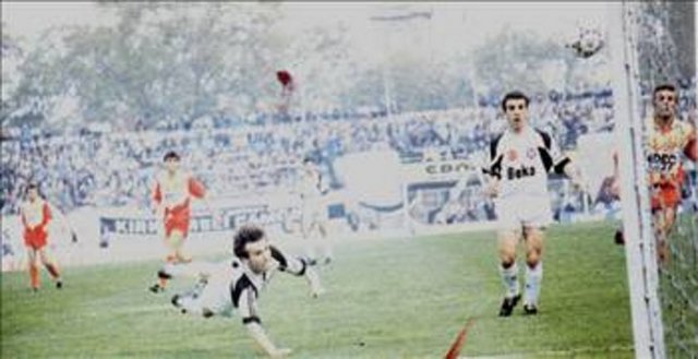 Galatasaray-Beşiktaş: 2-3   20 Nisan 1991 tarihinde Galatasaray Tanju Çolak ve Ulvi'nin erken gelen golleriyle derbi maçında 2-0 öne geçti. Ali Gültiken(2) ve Feyyaz Uçar'ın golleri siyah-beyazlı takımı, şampiyonluk için yarıştığı ezeli rakibi karşısında zafere taşıdı.