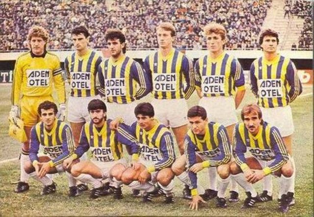 "103 gollü şampiyonluğun final maçı" FB 2-1 BJK (18 Mart 1989)    Fenerbahçe'nin 103 golle şampiyon olduğu sezonun kilometre taşı maçlarından biri. 1988-89 sezonunda fırtına gibi esen ve şampiyonluk ipini 103 gol atarak göğüsleyen sarı-kanaryalar ligin final maçında, 3 yıldır mağlup edemediği Beşiktaş'ı 2-1 yeniyordu. -