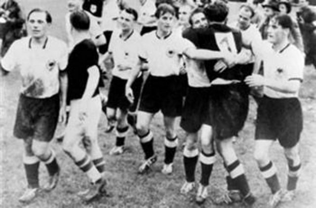 Almanya-Macaristan: 3-2 (Bern Mucizesi)   4 Temmuz 1954'te oynanan Almanya-Macaristan maçı,  Almanya futbol tarihinin en ünlü maçlarından biri olmuştur. 1954 Dünya Kupası finalinde favori gösterilmeyen Batı Almanya, 2-0 geriden gelip dönemin yıldız takımı Macaristan'ı 3-2 mağlup etti ve şampiyon oldu.