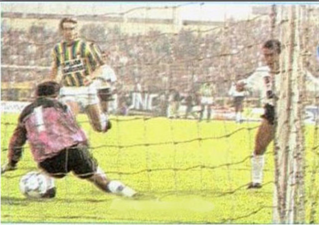 "Top çizgiyi geçti mi?" FB-BJK 2-2    Top çizgiyi geçti mi geçmedi mi? Gol mü değil mi? Şifo Mehmet'in son dakika attığı tartışmalı golle kıyametin koptuğu maç listemizde 2. sırada. 1991 yılının Kasım ayı. Önüne geleni deviren ezeli rakipler kozlarını Kadıköy'de paylaşıyor. Son dakikaya 2-1 önde giren Fenerbahçe kalesine sol kanattan dalan Mehmet'in yaptığı vuruşta top kale çizgisine paralel şekilde ilerliyor. Semih topu uzaklaştırıyor ama herkesin gözü maçın hakemi Ahmet Çakar'da. Yardımcısının gol kararına itibar eden Çakar uzun yıllar unutulmayan derbinin sonucunu belirliyor: 2-2
