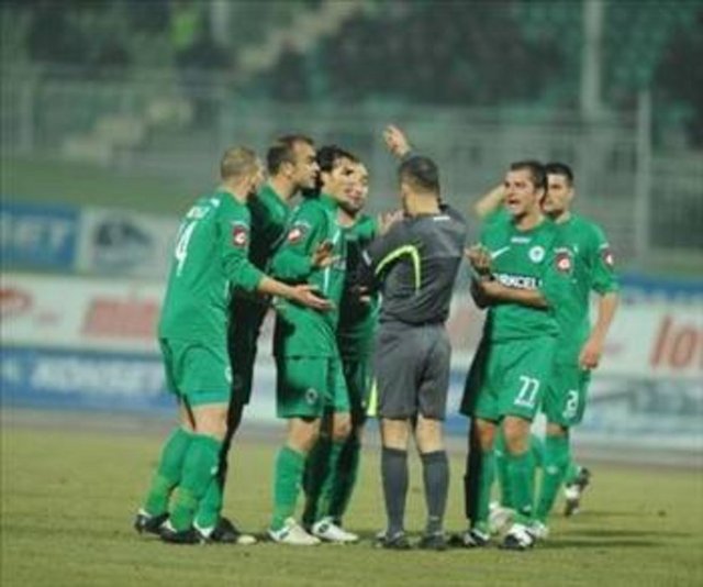 Konyaspor-Fenerbahçe: 2-4   30 Eylül 2005'te Fenerbahçe, Konya deplasmanında muhteşem bir maç çıkardı. Soyunma odasına 2-0 geride giden sarı-lacivertli takım Anelka ve Nobre'nin 2'şer golüyle karşılaşmadan 4-2 galip ayrıldı.