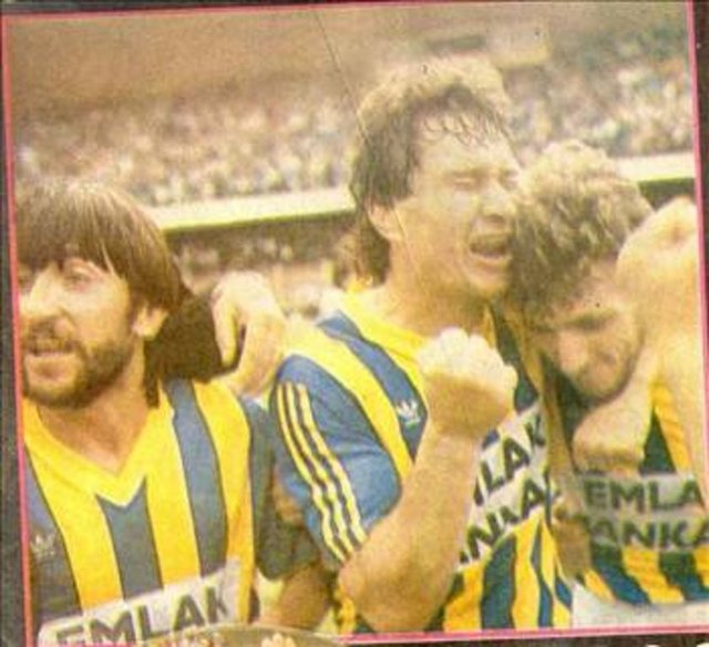 Galatasaray-Fenerbahçe: 3-4   3 Mayıs 1989 Türk futbolunun unutulmaz maçlarından birine sahne olmuştur. Tarihe geçen Türkiye Kupası Çeyrek Final 2. maçında Galatasaray ilk yarıyı 3-0 önde kapadı. İkinci yarı işi şova döken sarı kırmızılılar, rehavetin faturasını ağır ödedi. Aykut ve Hazan Vezir' in 3 golü sonrası Fenerbahçe mucizeyi gerçekleştirdi ve 4-3 galip geldi. -