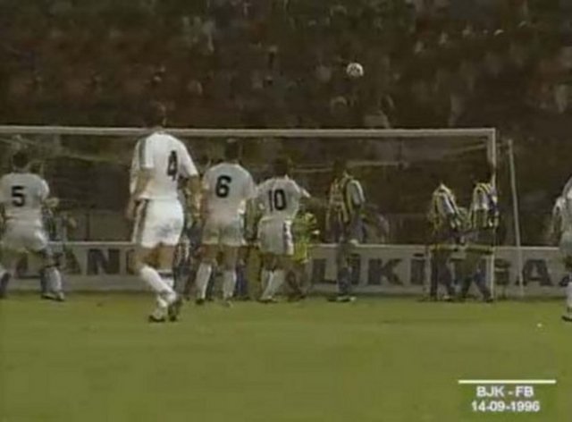 "Sergen'den 90'ıncı dakikada tam 90'a"    1996-97 FB-BJK 0-1 Uzun yıllar hafızalardan silinmeyen, dillerden düşmeyen tezahüratlara konu olan bir maç. 1 hafta önce Ali Sami Yen'de Galatasaray'ı 4-0 yenen Fenerbahçe kendi seyircisi önünde Beşiktaş karşısında mutlak favori. Ancak maç boyu iyi direnen siyah-beyazlılar rakibine gol şansı tanımıyor.Herkes mücadele 0-0 bitecek derken Beşiktaş'ın kazandığı frikikte Sergen Yalçın öyle bir dakikada öyle bir vuruş yapıyor ki günümüzde bile hala futbol muhabbetinin yapıldığı her ortamda konu olmayı başarıyordu.