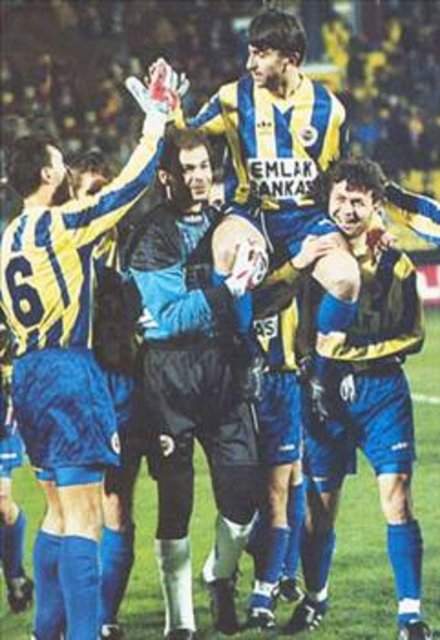 Fenerbahçe-Vanspor: 3-2   8 Ağustos 1999'da Kadıköy'de oynanan maça fırtına gibi başlayan taraf Vanspor'du. İlk yarı sonunsa skor tabelasında Vanspor' un 2-0'lık üstünlüğü vardı.  İkinci yarı oyuna ağırlığını koyan Fenerbahçe, karşılaşmayı 3-2'lik sonuçla kendi lehine çevirdi. Vanspor, 18 kişilik kadroda 16 yaşında alt yapıdan futbolcu bulundurduğu gerekçesiyle 3-0 hükmen mağlup sayıldı.