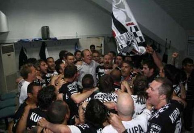 "Şampiyonluk maçı Kartal'ın" BJK 3-1 FB (12 Mayıs 1990)    İngiliz teknik adam Gordon Milne ilk 2 sezonunda ikincilikle yetinse de görevine devam ediyor. Kendisine güvenenleri mahcup etmeyen inatçı İngiliz'in takımı İnönü stadında Fenerbahçe'yi 3-1 yenerek ilk şampiyonluğunu kazanıyor.